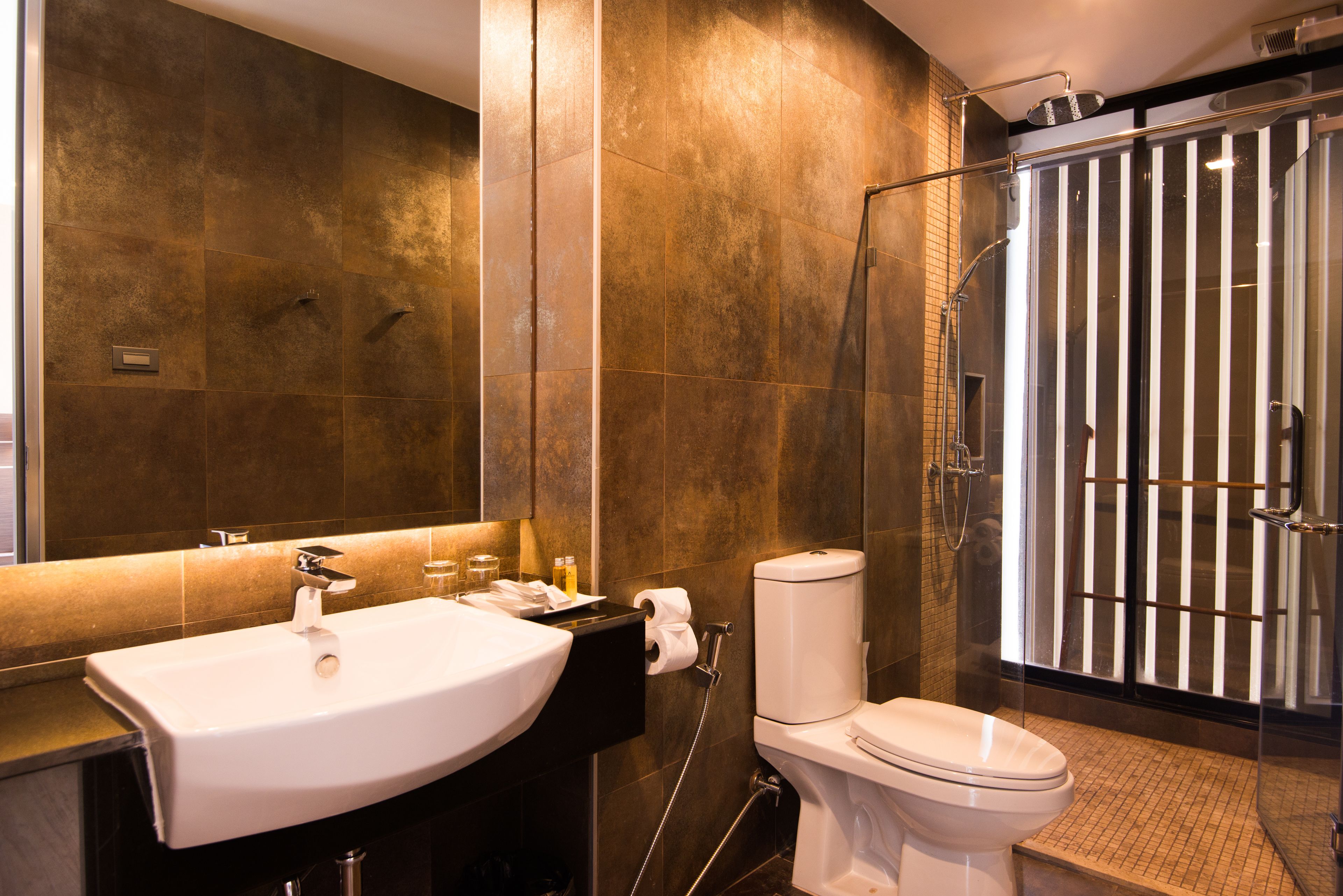 suite (no breakfast) | bathroom sink