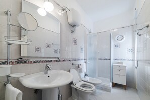 Habitación doble estándar, 1 habitación, vista al océano | Baño | Regadera, secadora de cabello, bidet, toallas 