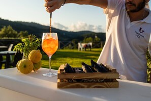 季節性室外游泳池,開放時間為 09:00 至 18:00,提供泳池遮陽傘和日光浴躺椅