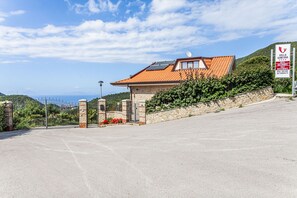 Familien-Vierbettzimmer, Terrasse, Meerblick | Hochwertige Bettwaren, Daunenbettdecken, Minibar, Zimmersafe