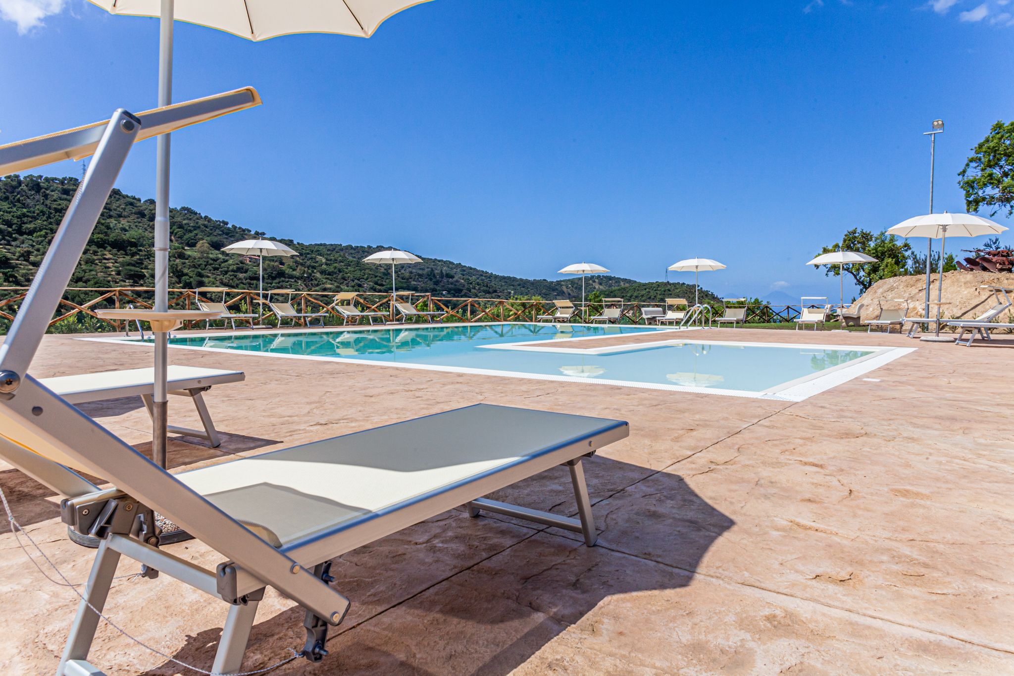 Piscine extérieure (ouverte en saison), parasols de plage
