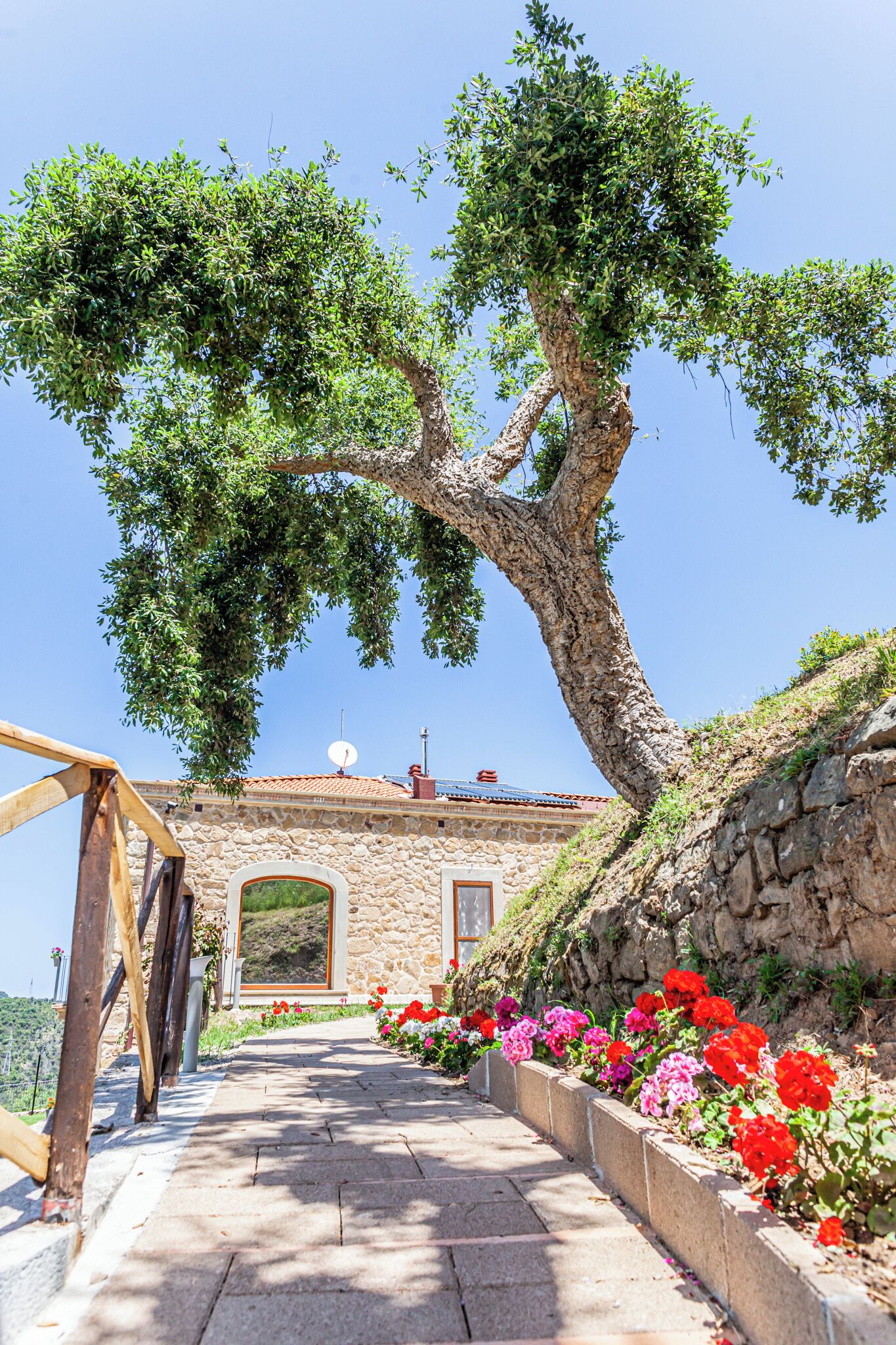 Habitación triple, Terraza | Ropa de cama de alta calidad, edredón y minibar 