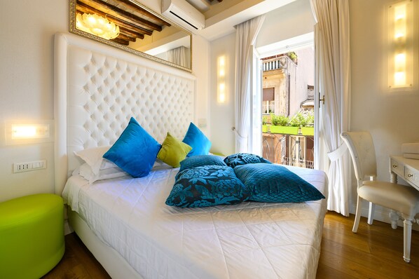 Kahden hengen superior-huone, parveke, kaupunkinäköala | Ylelliset vuodevaatteet, untuvapeitot, pillowtop-patjalliset sängyt