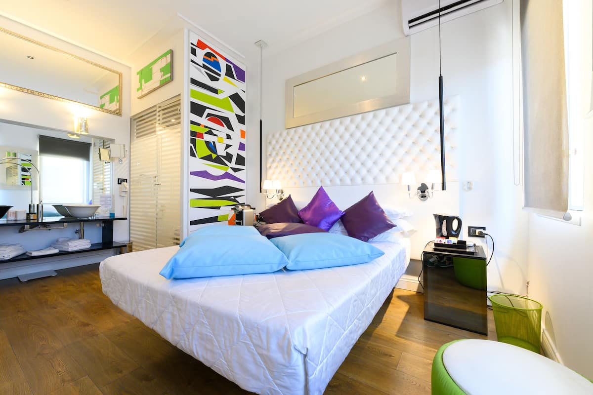 Junior Suite, 1 King Bed, Balcony, City View | Premium bedding, down comforters, pillowtop beds, in-room safe