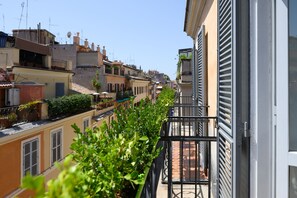 Kahden hengen superior-huone, parveke, kaupunkinäköala | Terassi/patio