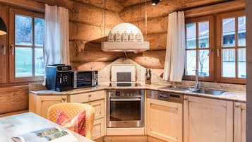 Superior Chalet, 3 Bedrooms, Non Smoking, Hot Tub | Private kitchen | Full-size fridge, microwave, oven, stovetop