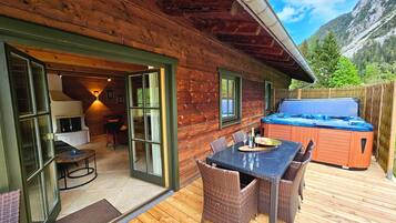 Tradisjonell alpehytte, 3 soverom, ikke-røyk, massasjebadekar | Privat boblebad