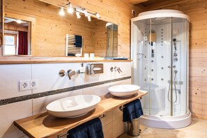Deluxe Chalet, 2 Bedrooms, Non Smoking, Jetted Tub | Bathroom