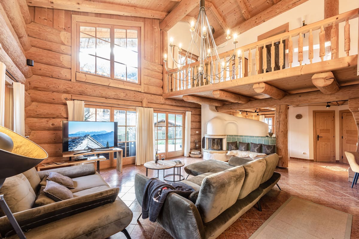 Chalet superior, 3 habitaciones, para no fumadores, hidromasaje | Área de sala de estar | Televisión de pantalla plana, reproductor de DVD y estación para iPod