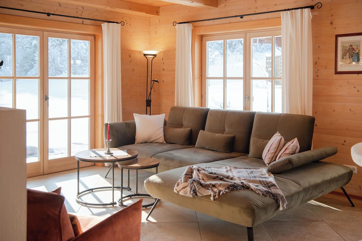 Traditional Chalet, 3 Bedrooms, Non Smoking, Jetted Tub | Egyptian cotton sheets, premium bedding, memory foam beds, in-room safe