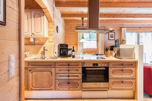 Tavanomainen chalet, 3 makuuhuonetta, tupakointi kielletty, poreamme | Yksityinen keittiö | Täysikokoinen jääkaappi, mikroaaltouuni, uuni, liesi