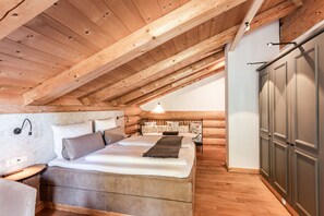 Superior Chalet, 3 Bedrooms, Non Smoking, Hot Tub | Egyptian cotton sheets, premium bedding, memory-foam beds, in-room safe - Chalets&Apartments beim Waicher (Ruhpolding)