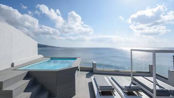 Villa, Private Pool, Seafront | 2 soverom, sengetøy av topp kvalitet og safe på rommet