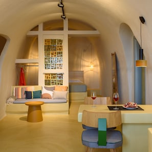 Cueva de las estrellas, Seafront | 2 bedrooms, premium bedding, in-room safe, individually decorated - Sublime Villa & Caves (Santorini)