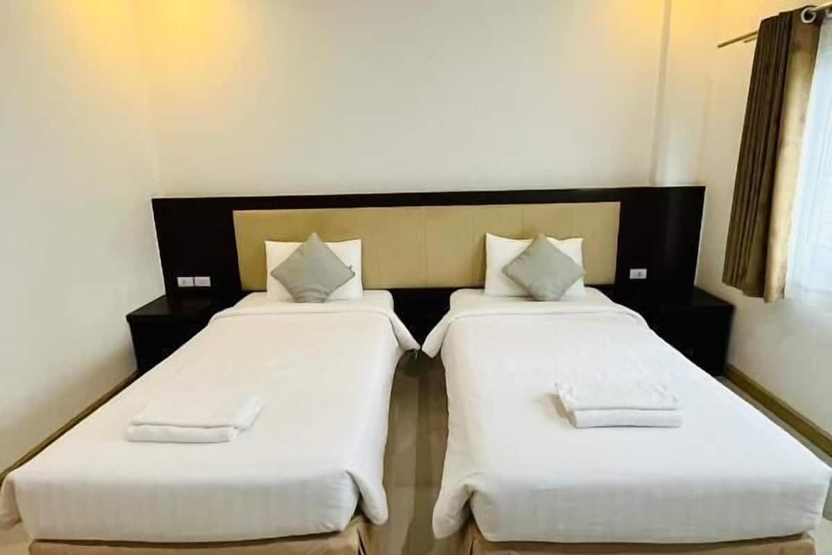 Escritorio, cortinas blackout, wifi gratis y ropa de cama