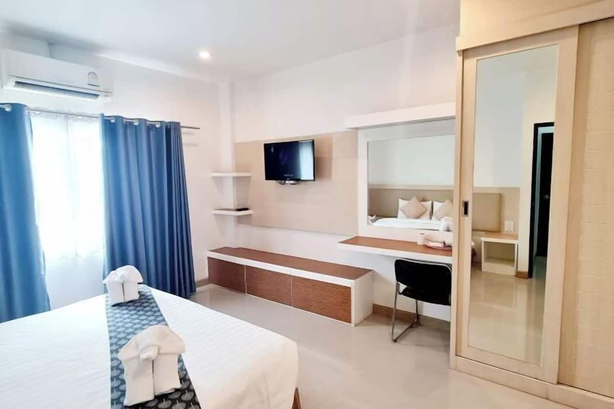 Escritorio, cortinas blackout, wifi gratis y ropa de cama
