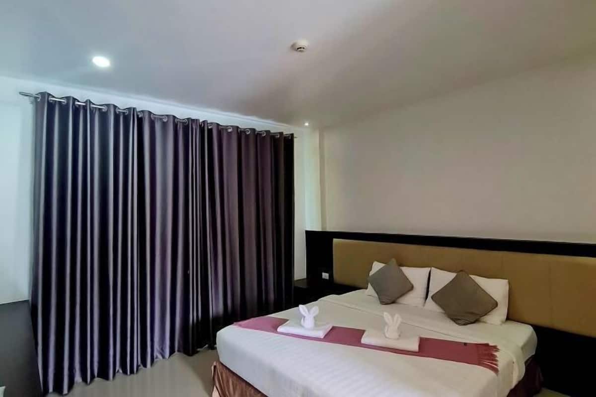 Escritorio, cortinas blackout, wifi gratis y ropa de cama