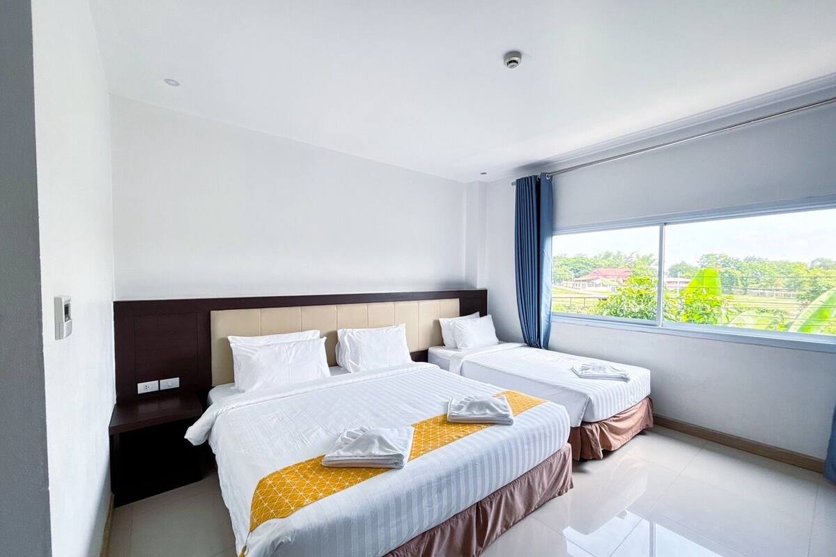 Family Room | Desk, blackout curtains, free WiFi, bed sheets
