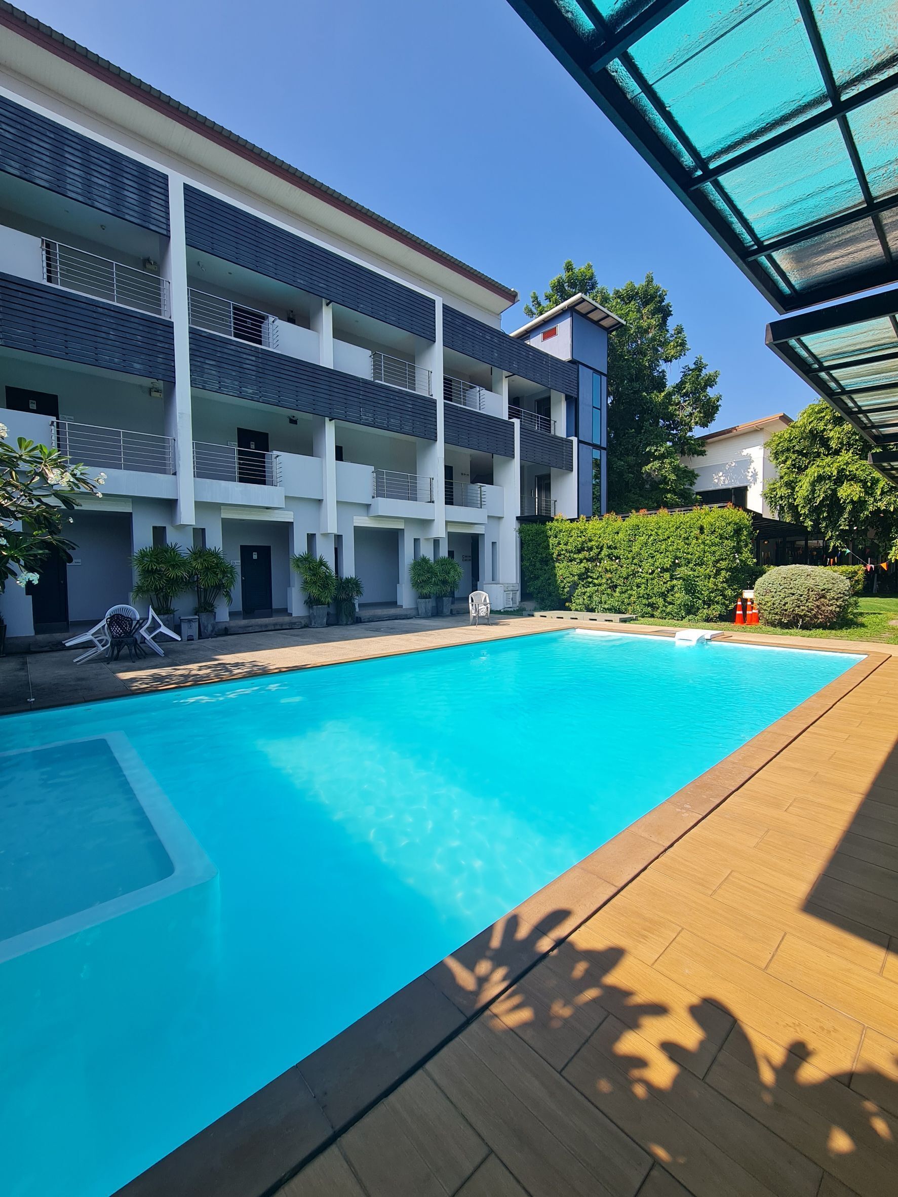 Alberca al aire libre, sombrillas en la alberca y camastros 