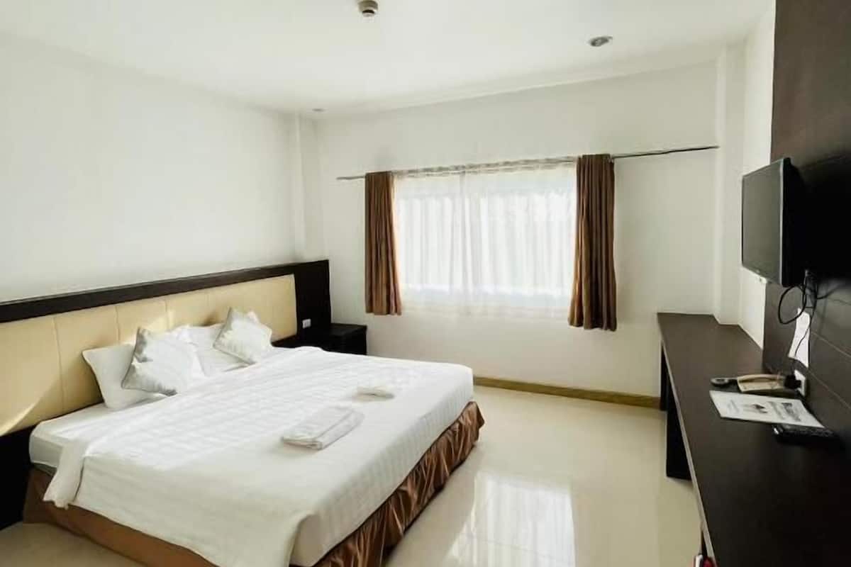 Escritorio, cortinas blackout, wifi gratis y ropa de cama