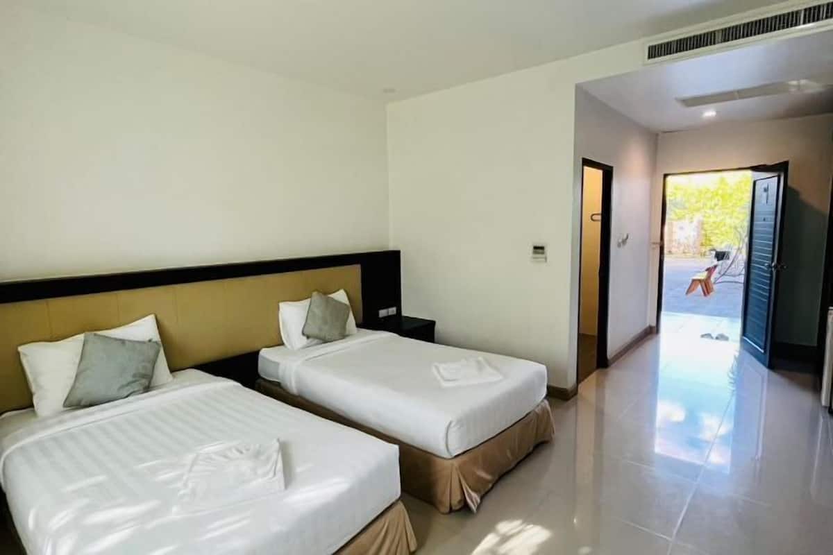 Escritorio, cortinas blackout, wifi gratis y ropa de cama