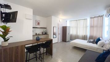 Căn hộ trung tâm thành phố (Unit 11) | Trang trí khác biệt, trang bị nội thất với thiết kế riêng biệt, bàn