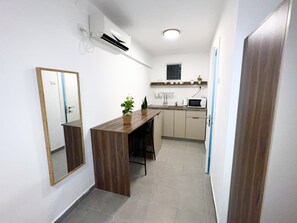 Standaard studio (Unit 1) | Individueel gedecoreerd, individueel gemeubileerd, een bureau