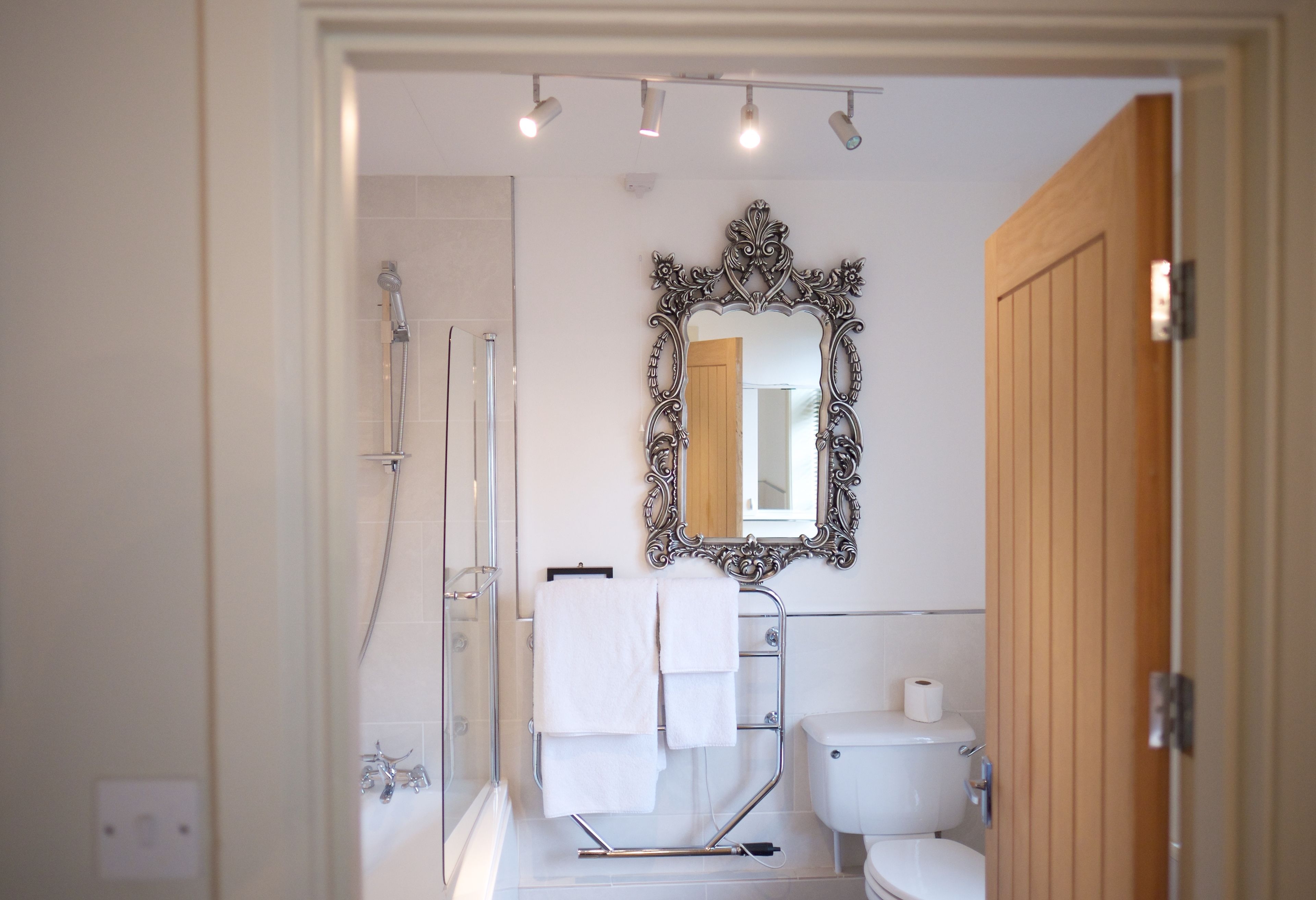 classic double room | bathroom | combined shower/bathtub, deep-soaking bathtub, free toiletries