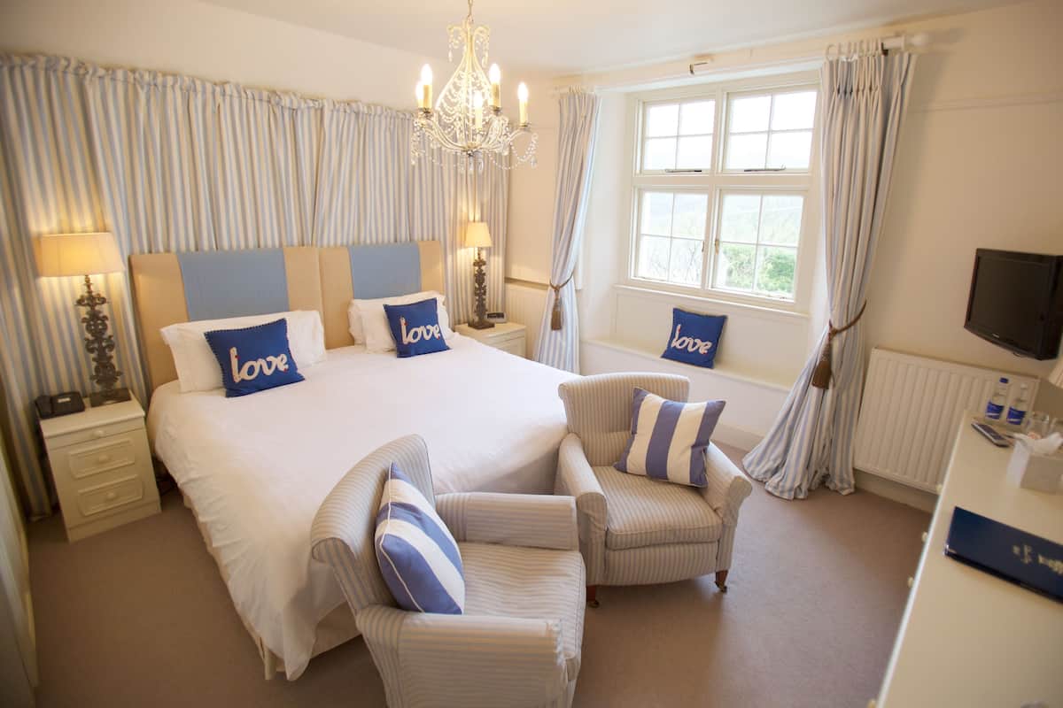 classic double room | premium bedding, in-room safe, desk, iron/ironing board