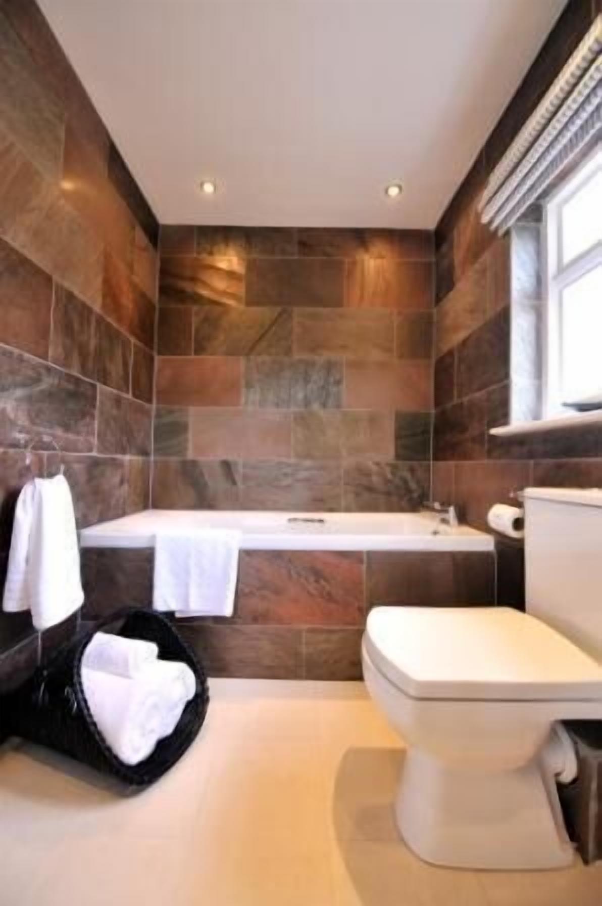 double room, sea view | bathroom | combined shower/bathtub, deep-soaking bathtub, free toiletries