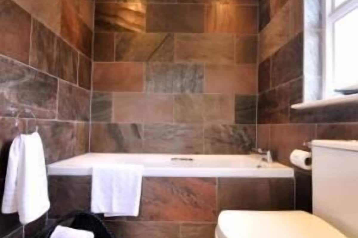 double room, sea view | bathroom | combined shower/bathtub, deep-soaking bathtub, free toiletries