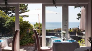 2 restaurants; lunch and dinner served - Talland Bay Hotel (Looe)