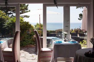 2 间餐厅，供应午餐和晚餐，英国菜