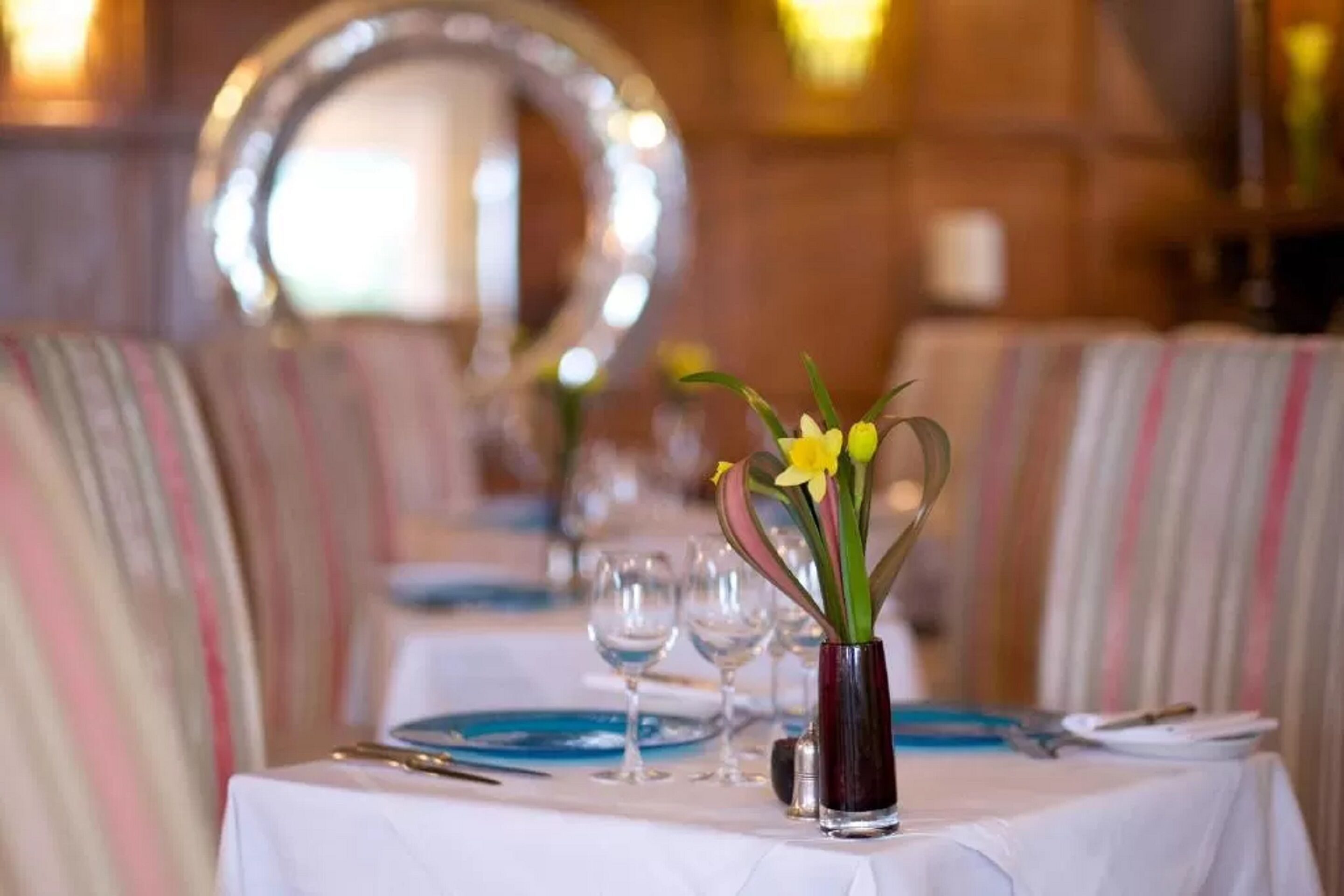 2 restaurants, lunch, dinner served; british cuisine