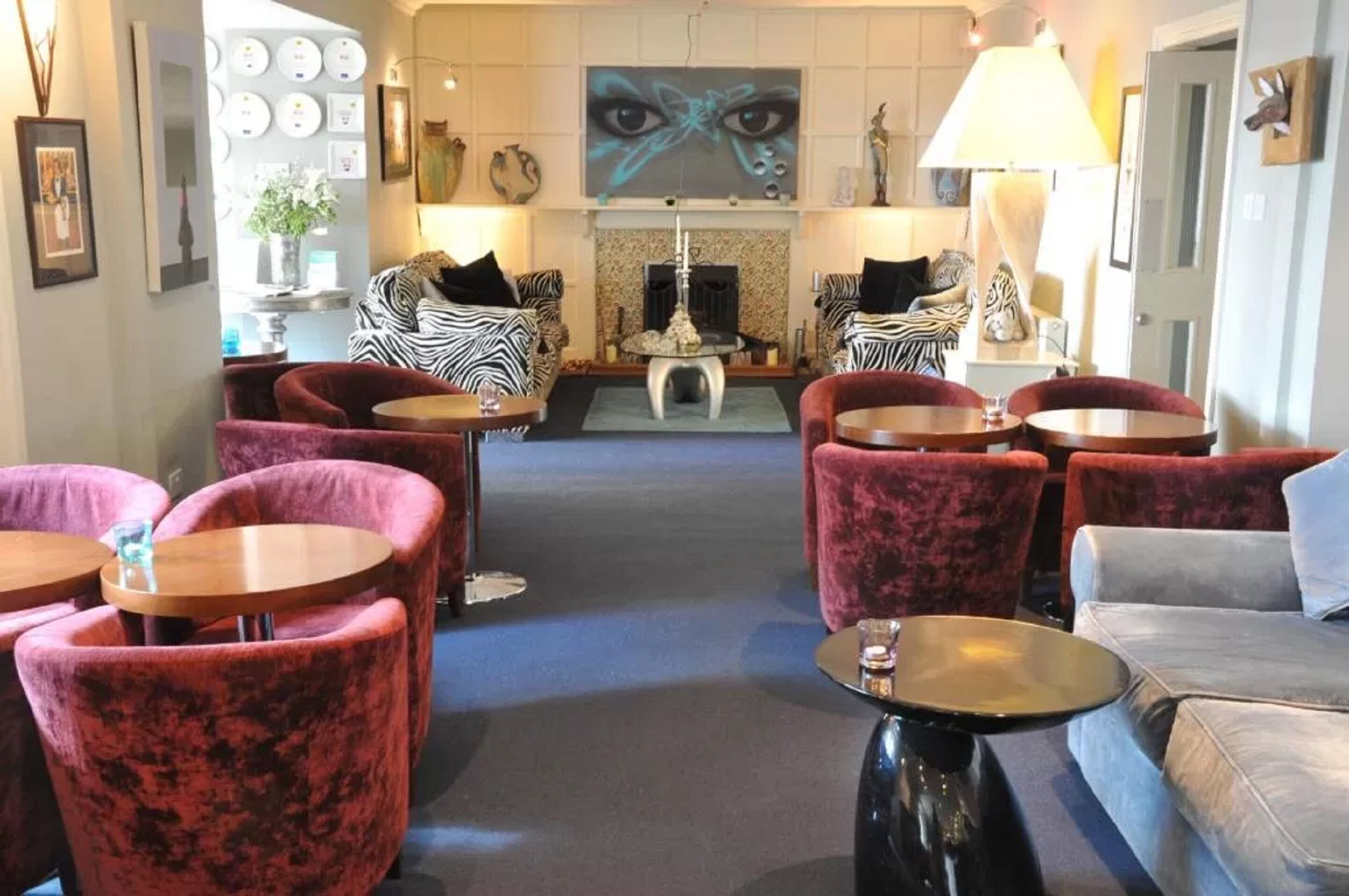 2 restaurants, lunch, dinner served; british cuisine