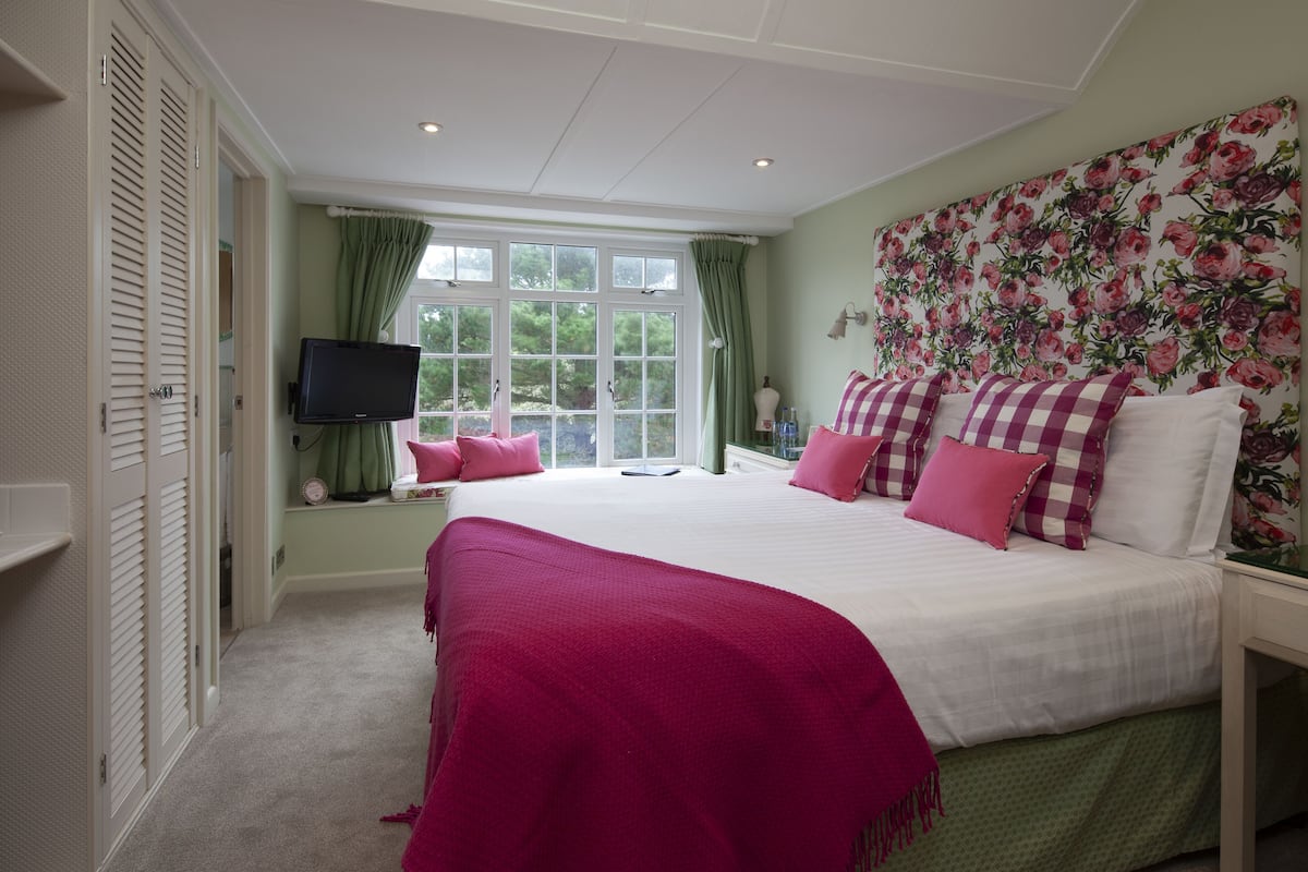 Premium bedding, in-room safe, desk, soundproofing