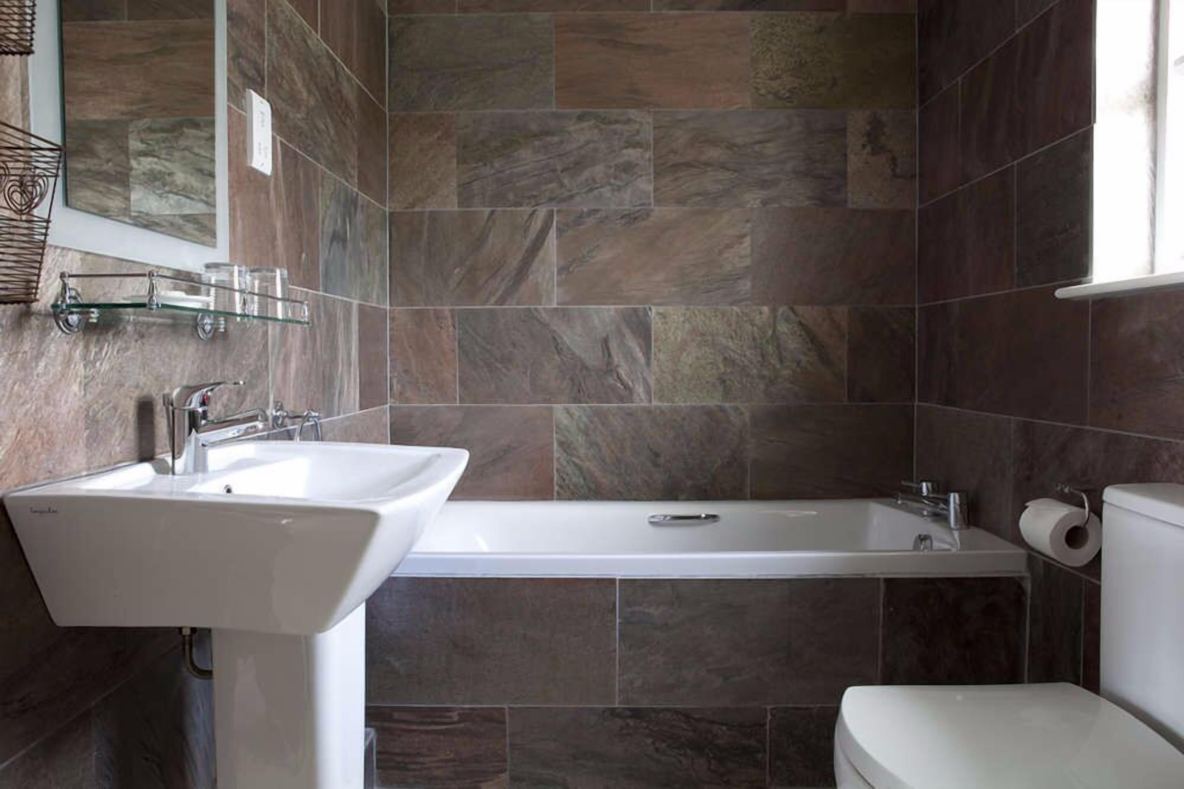 combined shower/bathtub, deep-soaking bathtub, free toiletries