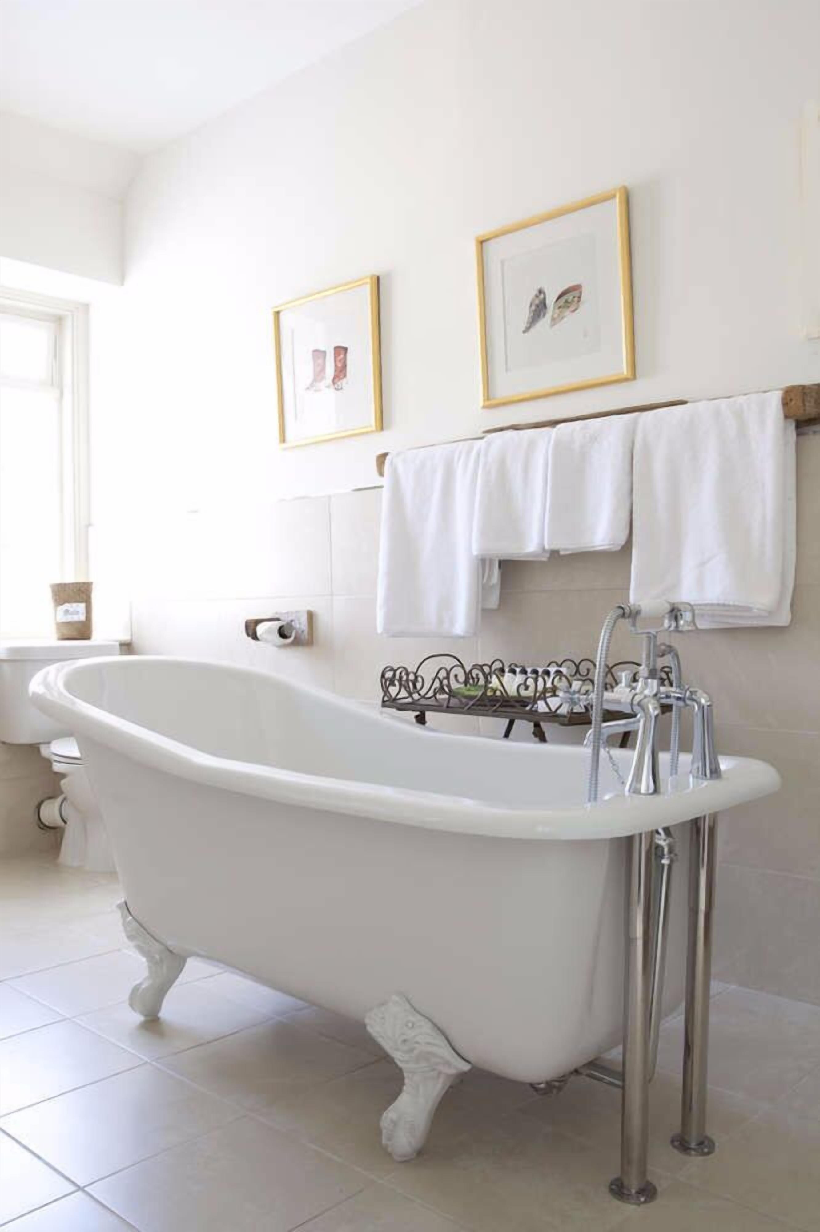 combined shower/bathtub, deep-soaking bathtub, free toiletries