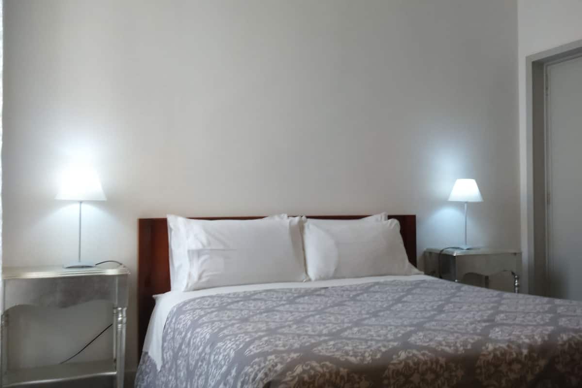 Cribs (surcharge), WiFi (free)