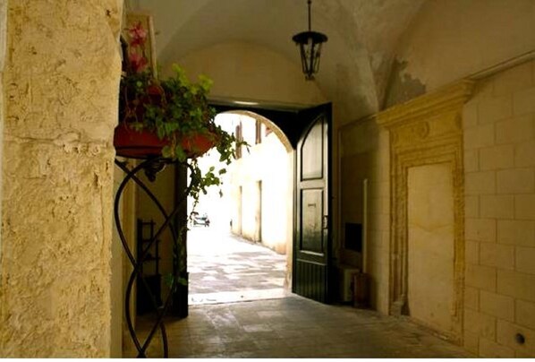 تفاصيل الفندق من الخارج