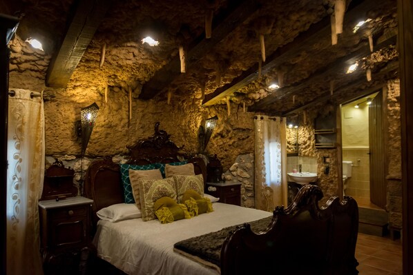 Premium bedding, in-room safe, blackout curtains, free WiFi