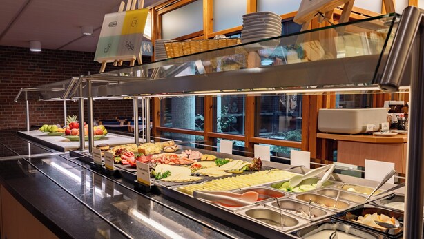 Ein Buffet mit verschiedenen Speisen und einer Glastheke.