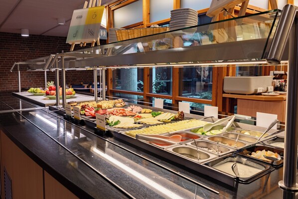 Daily buffet breakfast (EUR 17 per person) - Garner Hotel Kiel - Akademie by IHG (Kiel)