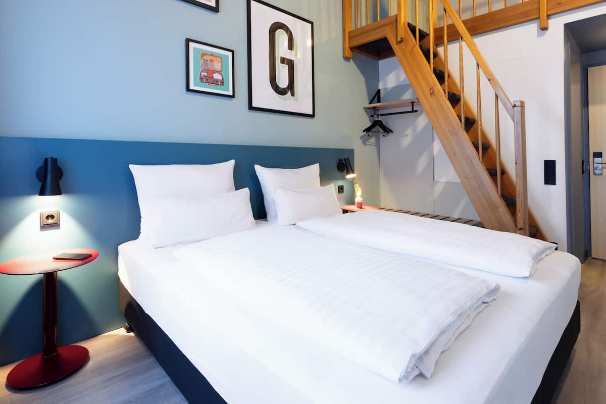 Hypo-allergenic bedding, in-room safe, desk, laptop workspace