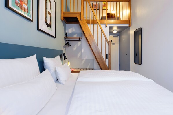 Roupas de cama antialérgicas, cofres nos quartos, escrivaninha