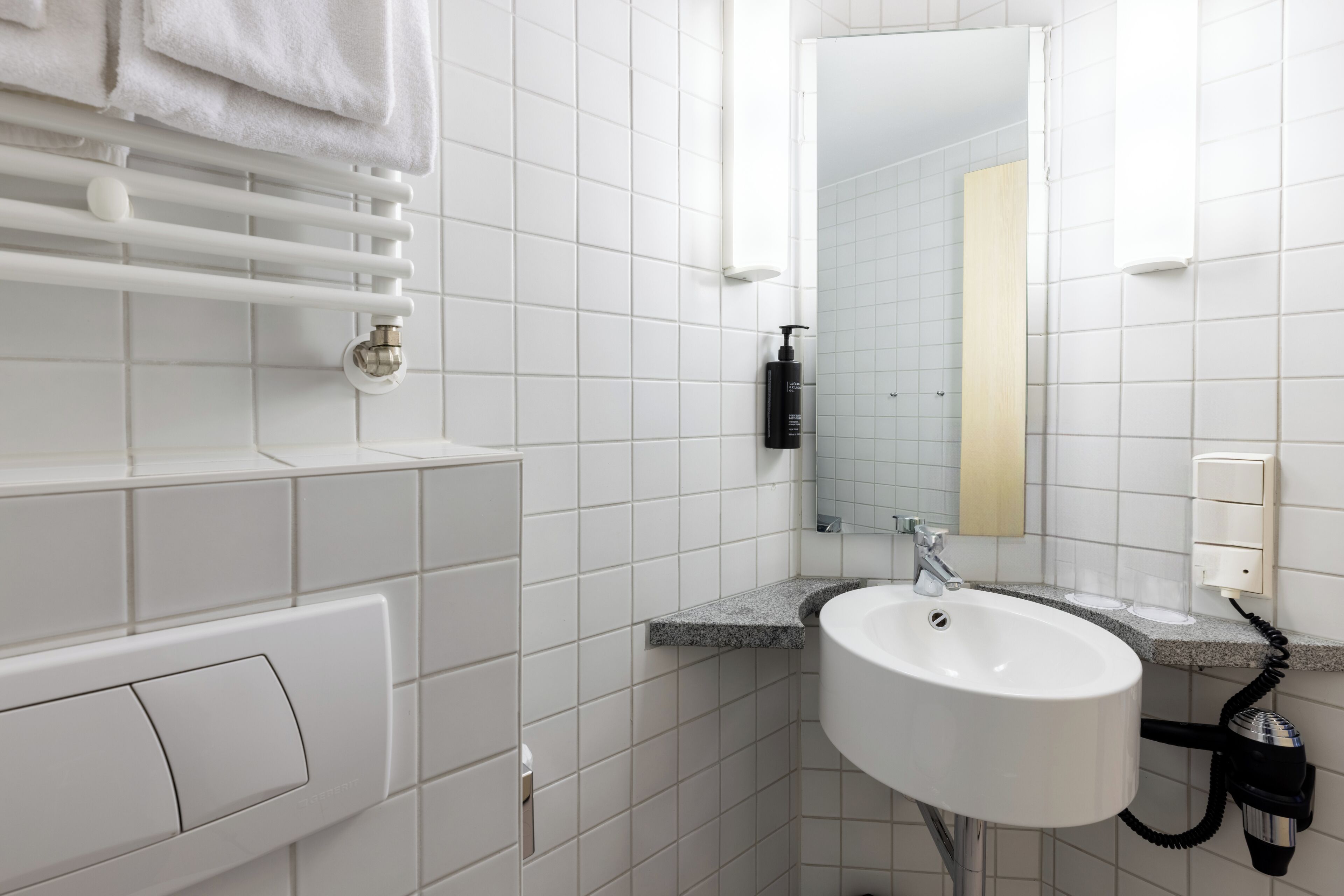 Premium kamer, 1 kingsize bed | Badkamer | Een douche, gratis toiletartikelen, een haardroger, handdoeken