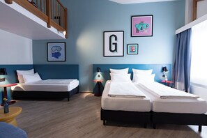 ห้องสแตนดาร์ด, เตียงเดี่ยว 3 เตียง (Up to 3 Adults) | เครื่องนอนป้องกันสารก่อภูมิแพ้, ตู้นิรภัยในห้องพัก, โต๊ะทำงาน