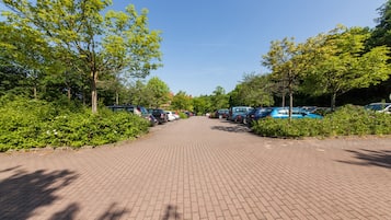 Parking sans voiturier (4 EUR par jour)