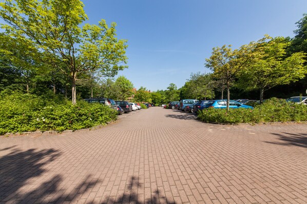 Self-parking (surcharge) 4 per day