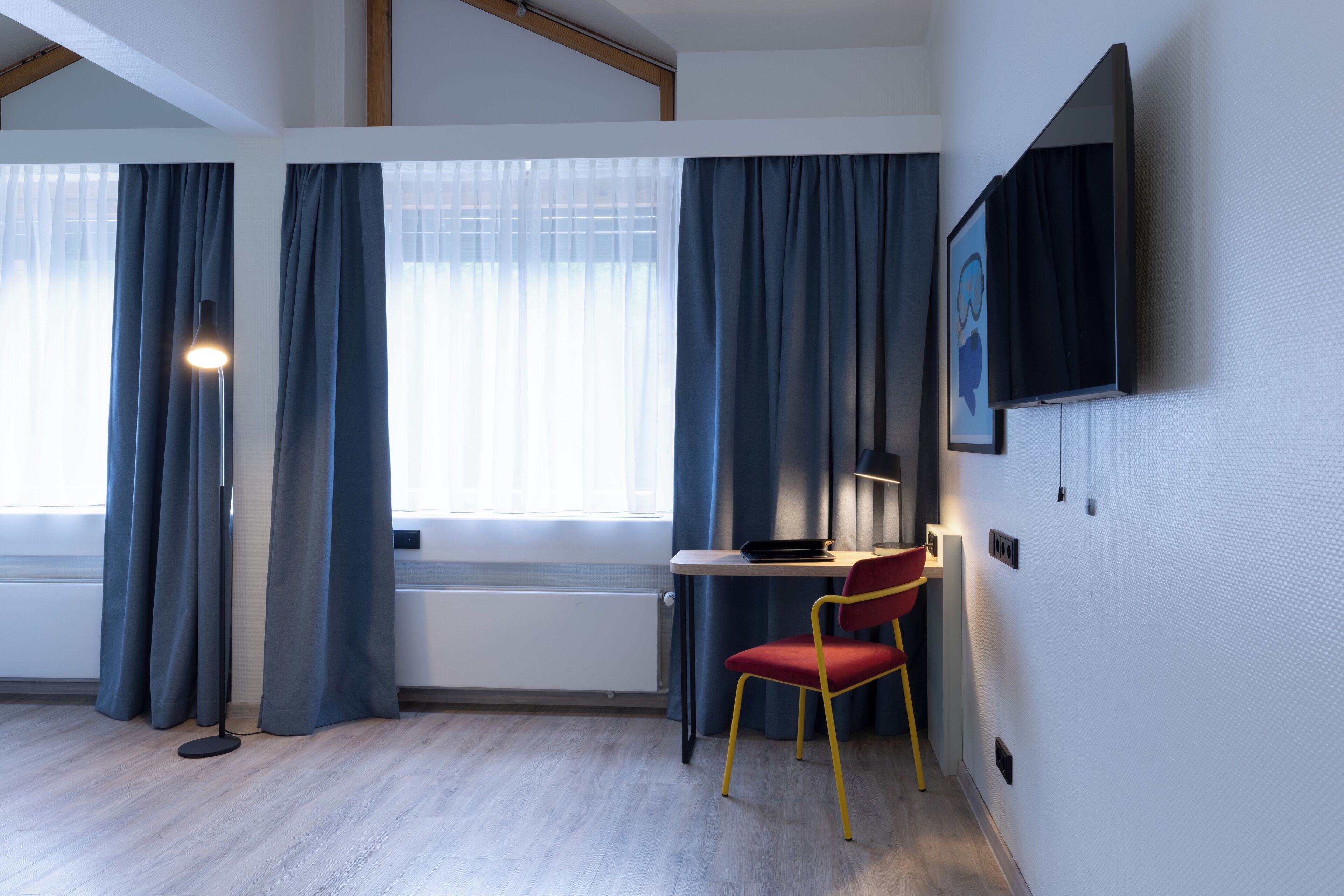 Premium Room, 1 King Bed | Bathroom | Shower, free toiletries, hair dryer, towels
